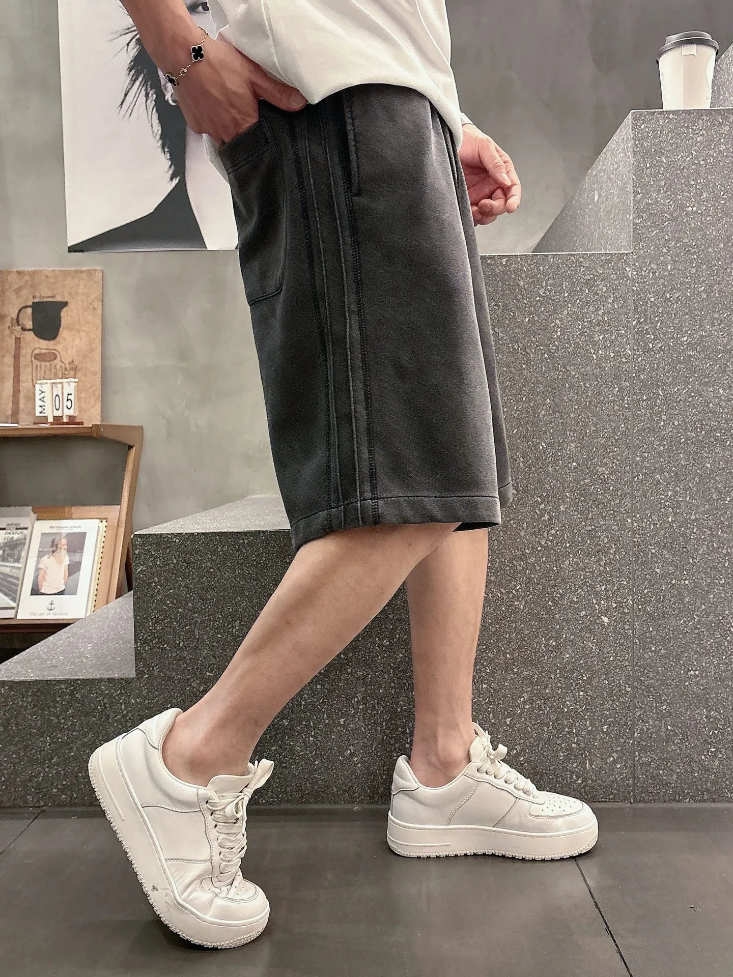 Balenciaga's three-standard complete 2026 summer New Arrival men's casual shorts, advanced custom-made Breathable fabric, Breathable fabric, extremely stretchy and comfortable, impeccable details, top-grade accessories, original logo design concept, delicate and soft feel! The upper body fit is awesome! Size: M-XXXL Please state your height and weight when ordering